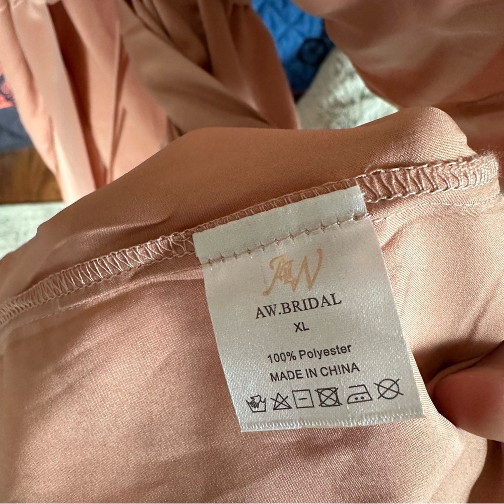 Elegant Rose Gold Women's Kimono Robe - Picture 4 of 5